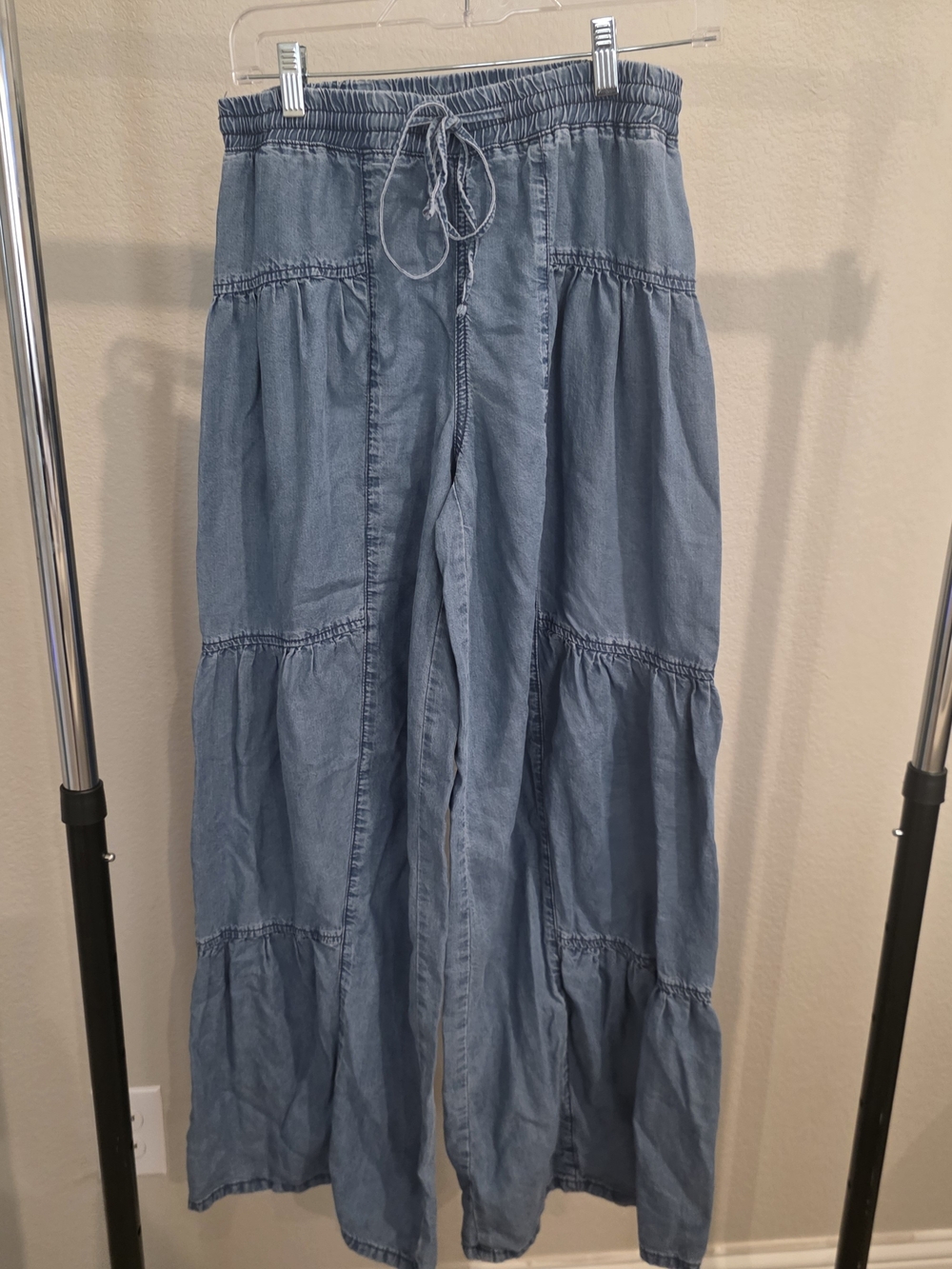Stevie by Steve Madden Tiered Wide Leg Chambray Pants Light Denim (XS)